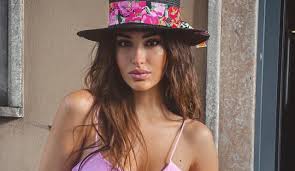 Rosa perrotta è una delle naufraghe protagoniste della nuovissima edizione de l'isola dei famosi, il reality show condotto da alessia marcuzzi su canale 5 e dall'inviato in honduras stefano de martino. Rosa Perrotta Parla Del Clistere Ricevuto Da Nadia Rinaldi A L Isola Dei Famosi E Di Quello Fatto A Gianmarco Onestini Biccy It