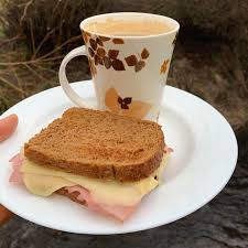 Nutrición & Salud Argentina - Buenos días a todos! Hoy pintó desayuno  salado... Café con leche ☕️ y tostado de jamón y queso con pan integral 🥪.  Este desayuno da más saciedad
