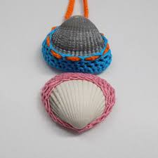 This would allow you to make this picture… then do some rounds around it to frame it better and then finally put on a wicked border. Pendant Or Necklace With A Shell In A Crochet Frame