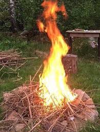 Mit einer feuersäule oder einem schwedenfeuer aus metall schaffen sie eine warme und gemütliche stimmung in ihrem garten. Falkensee De Holzfeuer Im Freien