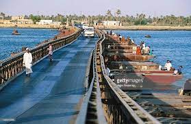 البصرة جسر التنومة القديم المعروف بالجسر الحديدي العائم تم تشييده من قبل الجهد العسكري ابان حرب الخليج الاولى في ثمانييات القرن baghdad iraq iraq baghdad