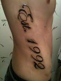 Il est passionné par la typographie et le print, et il a été récompensé par le type. Est Tattoo Fonts