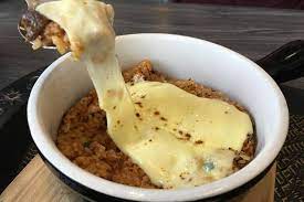 Menu nasi goreng di tiap negara jelas memiliki perbedaan, salah satunya dengan yang ada di korea. Menikmati Nasi Goreng Ayam Crispy Khas Korea Di Mujigae