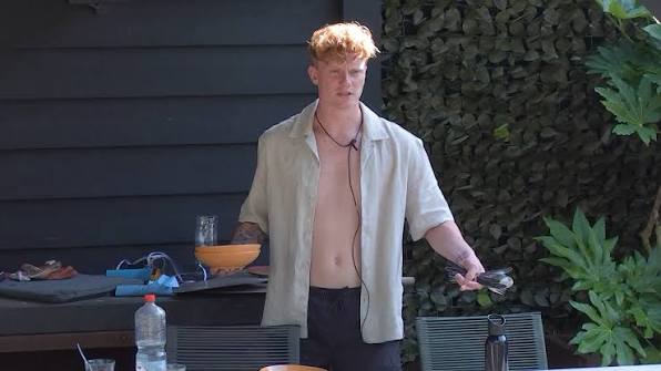 De Bondgenoten: Casper staat vol ongeloof te kijken: 'Hoe bedoel je dat jij  hier gaat zitten?'