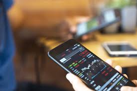 It lets you get the latest information on the rises and falls in stocks and shares market. Top 8 Apps For Financial News