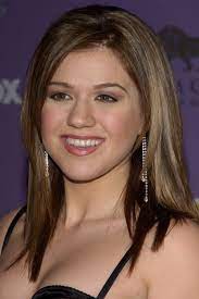 Kelly clarkson totally transforms her look with bang new hair who dis. Kelly Clarkson S Hairstyles Hair Colors Steal Her Style