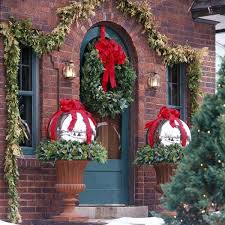 We've got christmas decoration ideas aplenty. 56 Amazing Front Porch Christmas Decorating Ideas