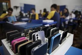 Após proibição, debate sobre o uso de celulares e impacto das telas na saúde mental avança nas escolas brasileiras
