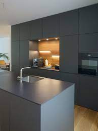 Dark grey kitchen units ukfcu olbermann. Offene Wohnkuche In Carbongrau Grifflos Mit Dekton Keramikarbeitsplatte Bora Kochfeld Miele Einbaugerate Mit Nischenruckwand Gefertigt In Eigener Schreinerei Aus Kundeneigenem Eiche Parkett Kuchenhaus Thiemann Overath Vilkerath