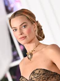 Carlos Alsina resalta la nueva obra de Fernando Aramburu, 'Hijos de la  fábula', una novela adictiva que mezcla sarcasmo y memoria en el País  Vasco. Dos jóvenes vascos, atrapados en una granja