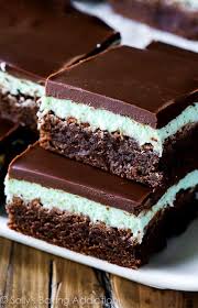 Thick And Fudgy Brownies Layered With Sweet Mint Frosting And Easy Chocolate Ganache These Classic Mint C Einfacher Nachtisch Pfefferminzschokolade Nachspeise