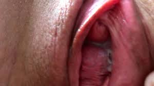 Ihre geschwollene, cremige Fotze ist köstlich. Eine geschwollene, erregte  Muschi essen. Extreme Nahaufnahme.