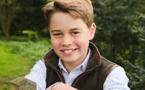 Bientôt adolescent, le prince George fête son 12e anniversaire avec une  photo officielle partagée par Kate et William