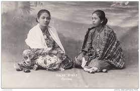 Maka wan empuk dan wan malini pun diam dalam ketakutan, lalu keduanya tertidur. Wan Empuk Wan Malini Sal Kaa