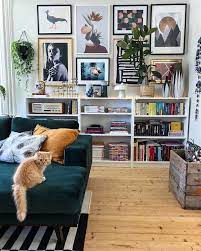 Wohnzimmer Sofa Velvet Green Gallery Wand Eklektisches Bild Ikea Billy Bookcase Bild Bil Eclectic Living Room Living Room Decor Apartment Room Interior