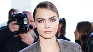 Cara delevingne and ashley benson are over, but their epic fashion moment is forever. Cara Delevingne Nur 10 Schlank Tricks So Halt Sich Das Topmodel Fit Intouch