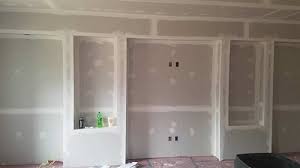 Nella prima fase della realizzazione dell'aramdio a muro è stata relizzata una controparete in cartongesso per eliminare la muffa. Armadio In Cartongesso Milano Cartongesso Milano