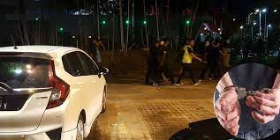 Seorang warga emas berusia 80 tahun menjadi sasaran kemarahan apabila disalah sangka melarikan remaja perempuan orang kurang upaya (oku) berusia 16 tahun di saujana rawang dekat sini, pada sabtu. 6 Info Penting Perlu Tahu Jika Ditahan Polis Di Khalayak Ramai Ini Hak Anda Sebelum Ikut Ke Balai Remaja