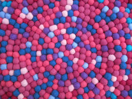 Filzen ist das perfekte hobby für alle, die ihre wohnung gern mit stylishen wohnaccessoires verschönern wollen. Filzkugelteppich Rund Selber Machen Tipps Zum Filzen Und Anleitung