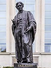 Legea lui faraday din einducția lectromagnetică afirmă că magnitudinea tensiunii estedirect proporțional cu rata de schimbare a fluxului , ceea ce înseamnă că tensiunea este indusă în circuit atunci când există o mișcare relativă între un câmp magnetic și un conductor. Michael Faraday Wikipedia