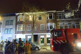 Het vuur is nog niet onder controle. Zwaargewonde Door Woningbrand In Schilderswijk Brandweer Doet Onderzoek Den Haag Ad Nl
