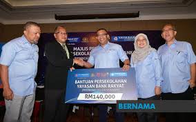 Pelajar boleh membuat permohonan kad diskaun siswa bank rakyat bagi mendapatkan bantuan rm100 secara online bermula 1 april 2019 menerusi bank rakyat yang bertindak sebagai agensi pelaksana serta menguruskan permohonan dan pengeluaran kad tersebut untuk membuat. Bernama Bank Rakyat Sumbang Rm140 000 Bantu Pelajar Sekolah Sarawak
