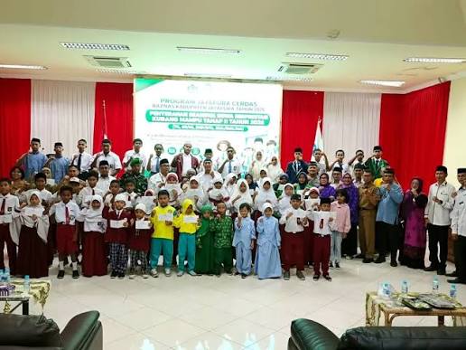 BAZNAS Papua Awards Scholarships to 707 Students Across the Region