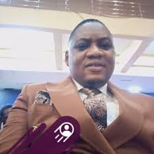 Sweet moment a pilot proposed to his girlfriend inside a plane (Video)