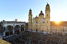 Enjoy its classical architecture, especially the feldherrnhalle based on the loggia dei lanzi in florence. Klassik Am Odeonsplatz Radio Arabella Verschenkt Karten