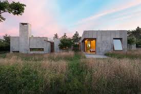 Tour A Rugged Concrete House On Martha S Vineyard Built To Outlast Erosion Concrete Houses Concrete House Architecture