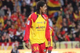 Formé au racing club de lens, je fais mes débuts en tant que professionnel à 17 ans et rejoins le real madrid en 2011. Quand Raphael Varane Marque Le Coup Pour Les 10 Ans De Ses Debuts En Pro Au Rc Lens Lensois Com