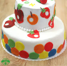 Kinder können mit dem finger selbst erleben, wie sich die raupe durch birnen und erdbeeren, schließlich durch schokoladenkuchen und würstchen frisst. Raupe Nimmersatt Kuchen Saritiv