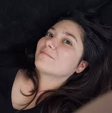 Shaked Benafshy ‏ זו התמונה שעדי ביטי, זמרת ומשפיענית, בייחוד בקרב גילאי  העשרה, בחרה להעלות לרשת. הקונספט הזה של "מיניות מוכרת" הוא לא חדש. מאז  ומעולם אמנים בארץ ובחו"ל השתמשו במסרים מיניים