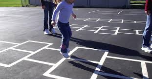 2.al elegido se le coloca la pañoleta. La Rayuela Un Juego De Punteria Equilibrio Y Diversion Faros Hsjbcn