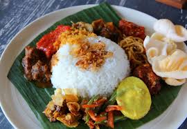 Nasi goreng bertelur (sepinggan) = 635 kalori 4. Inilah Jumlah Kalori 7 Menu Makan Siang Dan Cara Membakarnya Prosehat