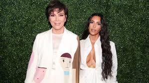Kris jenner surprises with a never seen before hairstyle. Kris Jenner Changed Her Hair And It S Scary How Much She Looks Like Kim Glamour