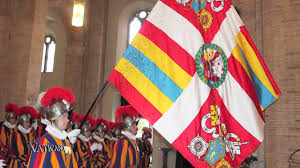 Schweizergardisten in ihren traditionellen uniformen. Vaticano Eine Neue Fahne Fur Die Schweizergarde Youtube