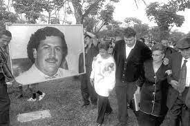 Pablo escobar's nephew finds $18m cash hidden in apartment wall. Le Pesant Heritage De Pablo Escobar 25 Ans Apres Sa Mort International Levif