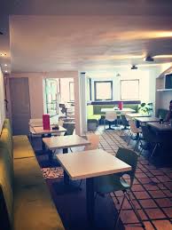 În bucătăria acestui restaurant, cei mai pricepuți bucătari reproduc în detaliu gusturile asiatice și dau naștere unor preparate demențiale. Restaurant Family Republicii