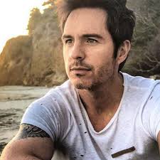 Acerca de la serieen esta temporada la familia derbez cambia los aviones y grandes ciudades por un camper y lo salvaje. De Viaje Con Los Derbez Mauricio Ochmann Estara En La Temporada 2 De La Serie Aislinn Derbez Eugenio Derbez Series De Amazon Prime Video Fama Mag