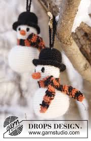 Pour fabriquer ce bonhomme de neige il faut : Frosty The Snowman Drops Extra 0 801 Modeles Crochet Gratuits De Drops Design