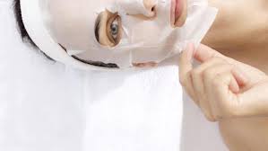 Langkah pertama dalam perawatan wajah remaja adalah rajin membersihkan muka. 6 Ritual Wajib Perawatan Wajah Sebelum Tidur