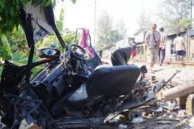 Tapi bila tengok muka brader tu dah jatuh kesian. Remuk Enggak Berbentuk Isuzu Panther Tertabrak Kereta Api Dua Penumpang Tewas Gridoto Com