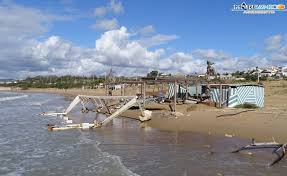 Mi stavo domandando, quanto costa un pezzo di spiaggia per il prossimo anno ?, a chi lo chiedo in affitto?, in comune? Il Chiosco Distrutto E Abbandonato Sulla Spiaggia Di San Leone