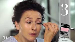 Erste fältchen verlangen nach einer anderen foundation, augenschatten werden stärker, und die haut hat andere bedürfnisse. Avon Tutorial 5 Minuten Tagesmakeup Fur Reife Haut Youtube