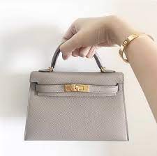 The hermès kelly clutch, or hermès kelly pochette is unique in its own right as the only clutch which has the ability to stand upright on its own accord. Close Study Of The Increase In Popularity Of The New Kelly 20 The Smallest Kelly Seems To Have Stolen Hearts Des Hermes Kelly Hermes Handbags Hermes Kelly Bag
