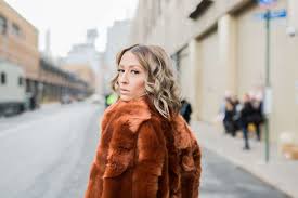 But some girls with short haircuts still sigh heavily when they see and this styling way is one of the easiest and stunning tricks on how to style beach waves for short hair. How To Get Beach Waves For Short Hair