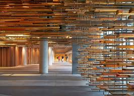 Ilia Estudio Interiorismo Tablones De Madera Reciclados De Una Escalera Crean Este Singular Dis Tablones De Madera Arquitectura Hotelera Interiores De Hoteles