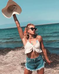 Meryem Kasap On Instagram The World About Us Would Be Desolate Except For The World Within Us Chill Mood Vibes Onl Guzel Kadinlar Kadin Galeri Duvari