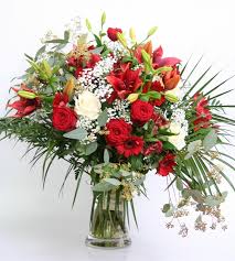 One of the most universal symbols of love is the red rose. Livraison De Fleurs En Belgique Bouquet Rouge